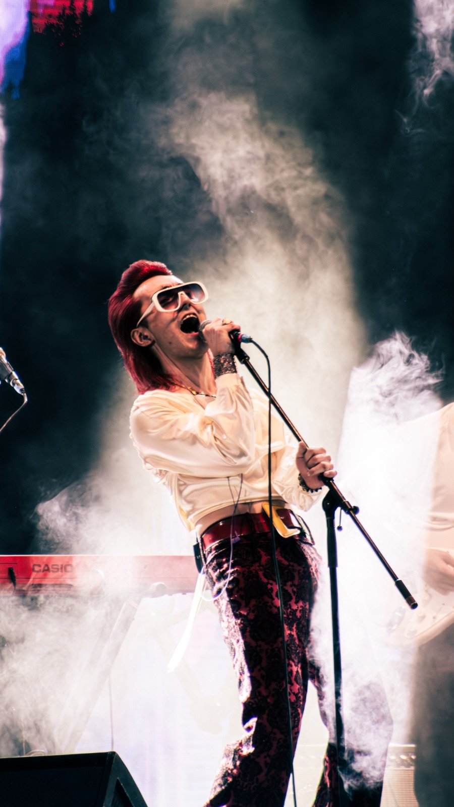Gaspar Luna cantando entre humo en el escenario del Rockódromo